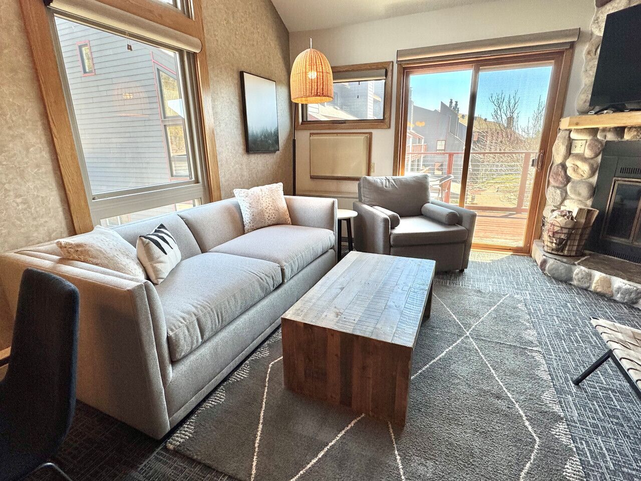 TV connectée, cheminée, table de tennis de table