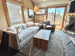 Una Smart TV, una chimenea, una mesa de tenis de mesa