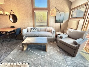 Smart TV, fireplace, ping pong