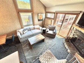 Smart TV, chimenea y tenis de mesa