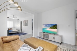 House | 3 bedrooms, memory-foam beds, desk