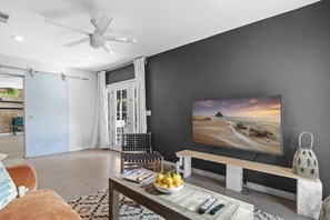 House | 3 bedrooms, memory foam beds, desk - Mid Century Stunner by Homeslice Stays (Phoenix)