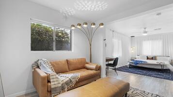 Rumah | 3 kamar tidur, busa memori, dan meja kerja