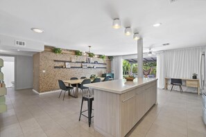 House | 3 bedrooms, memory foam beds, desk - Mid Century Stunner by Homeslice Stays (Phoenix)