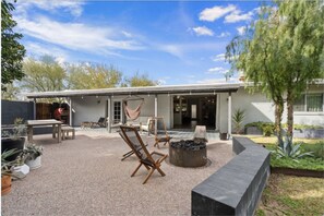 House | 3 bedrooms, memory foam beds, desk - Mid Century Stunner by Homeslice Stays (Phoenix)