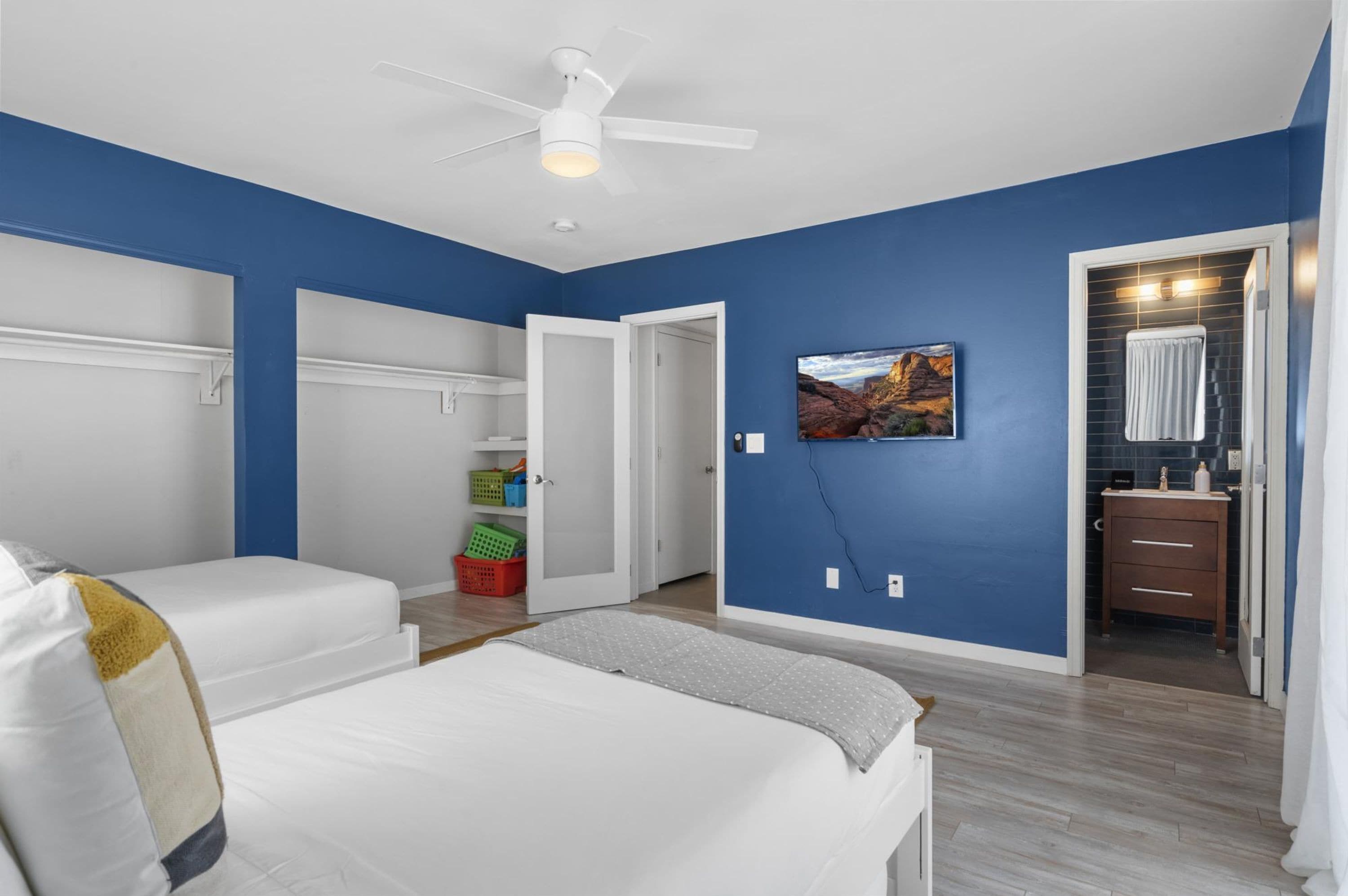 House | 3 bedrooms, memory foam beds, desk