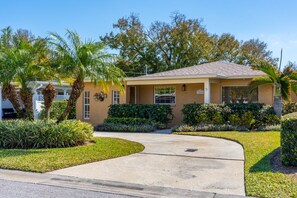 Exterior - Beautiful Oasis Home, Walking Distance to Ray Jay (Tampa)