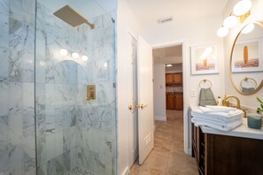Dusche, Haartrockner, Handtücher, Seife