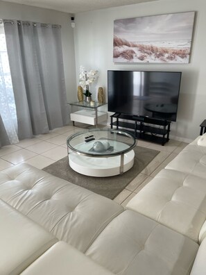Smart TV, books - A Great Boca Home Stay (Boca Raton)