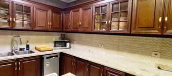 Spacious Executive Luxury Apartment With Balcony