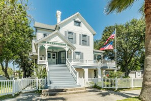 Exterior - Henry Trueheart's Sweethaven: Walk to the beach from an historic Victorian! (Galveston)