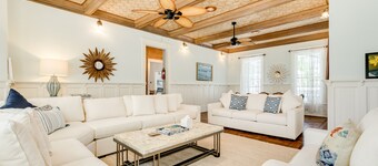 Henry Trueheart's Sweethaven: Walk to the beach from an historic Victorian!