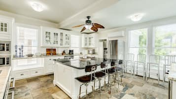 冰箱、微波炉、烤箱、炉灶