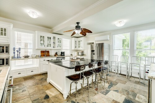 Henry Trueheart's Sweethaven: Walk to the beach from an historic Victorian!