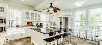 Henry Trueheart's Sweethaven: Walk to the beach from an historic Victorian!