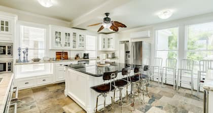 Henry Trueheart's Sweethaven: Walk to the beach from an historic Victorian!