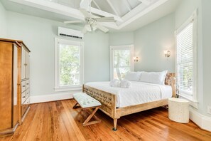 7 bedrooms, desk, iron/ironing board, travel cot - Henry Trueheart's Sweethaven: Walk to the beach from an historic Victorian! (Galveston)