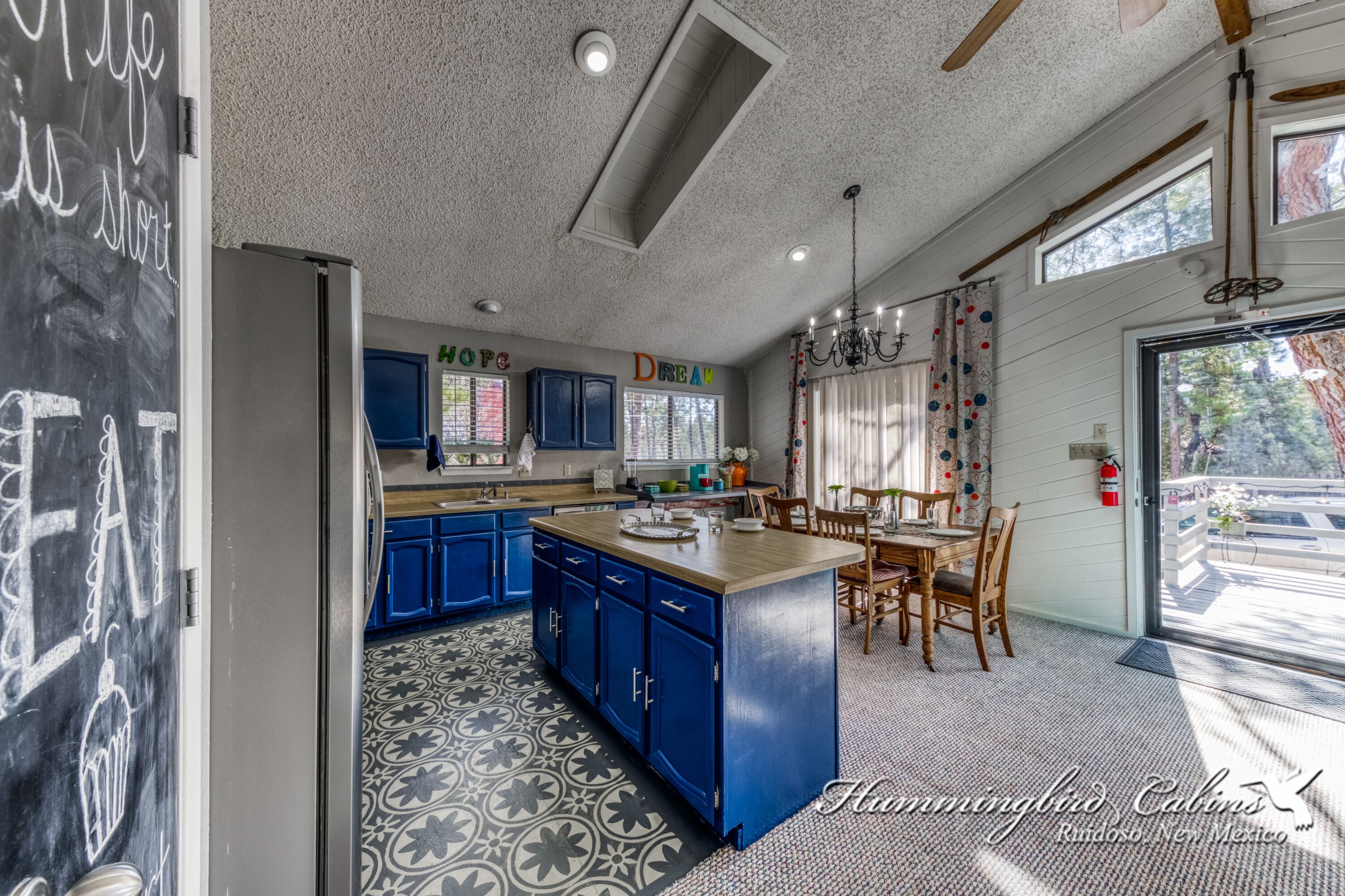 Experience the Sylverthorne Cabin! Close to the dining, dancing, and shopping of Midtown!