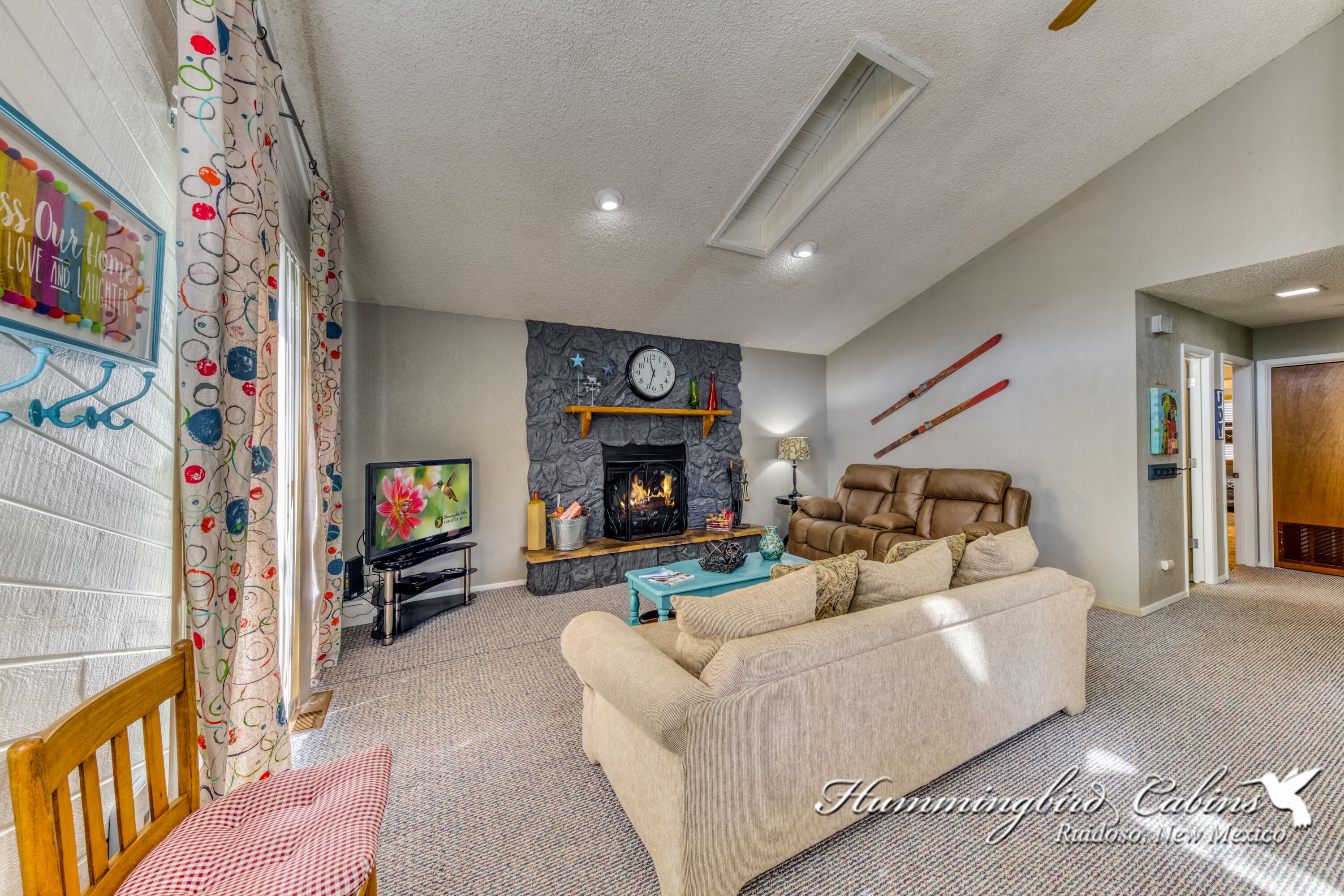 Experience the Sylverthorne Cabin! Close to the dining, dancing, and shopping of Midtown!