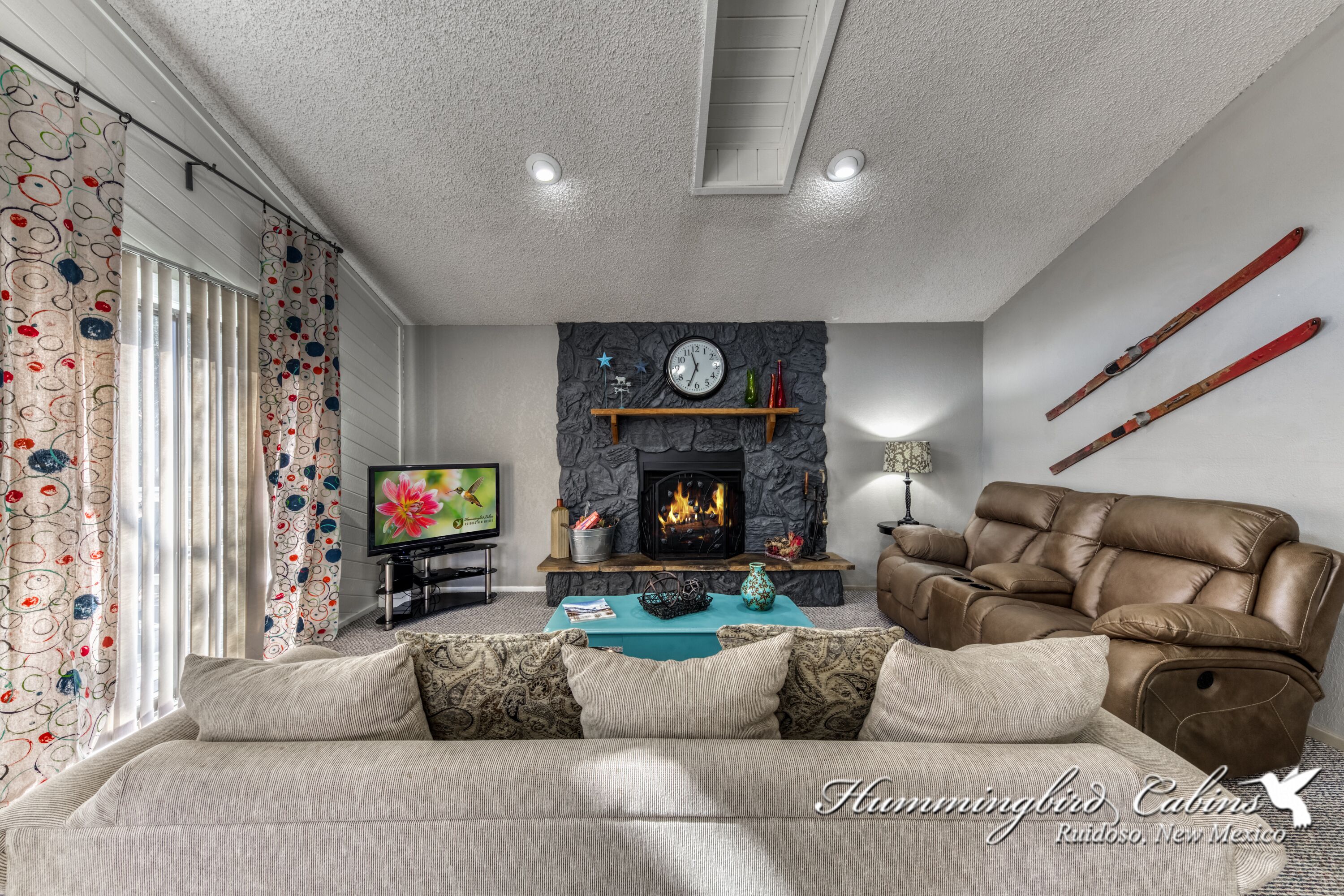 Experience the Sylverthorne Cabin! Close to the dining, dancing, and shopping of Midtown!