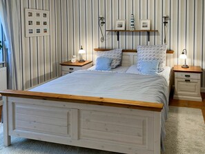 2 Schlafzimmer, Reisekinderbett