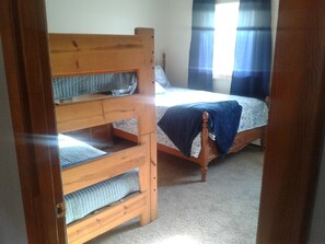 2 bedrooms, iron/ironing board, travel crib, free WiFi - Quiet setting 1 minute drive to China lake boat launch and ATV trail (China)