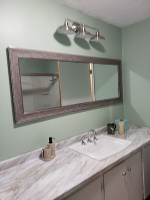 Regadera, secadora de cabello, toallas, jabón 