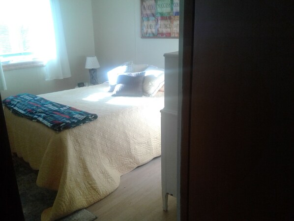 2 habitaciones, tabla de planchar con plancha y cuna de viaje 