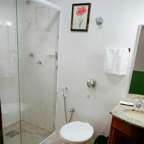 Traditional Twin Room, Multiple Beds, Courtyard View | Bathroom - Pousada Arvore Da Vida (Teresópolis)