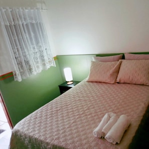 Quarto duplo tradicional, várias camas, vista para o pátio | Wi-Fi de cortesia