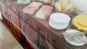 A breakfast buffet with various food items and utensils. - Pousada Arvore Da Vida (Teresópolis)