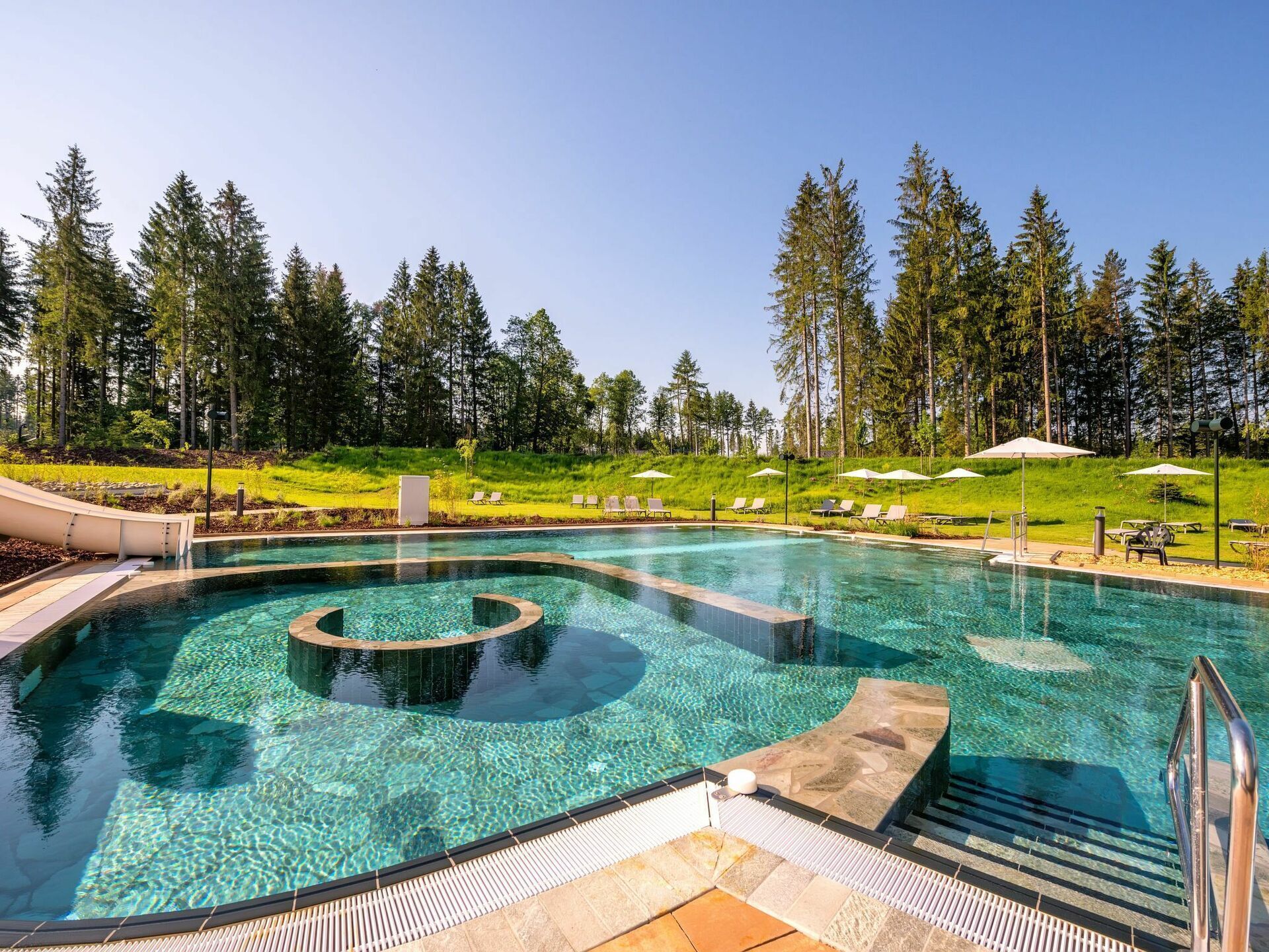 Wonderful  villa for 8 people with hot tub, pool, WIFI, TV, terrace and parking