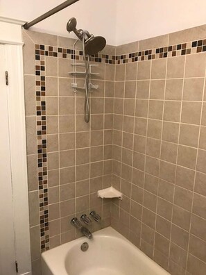 Ensemble douche/baignoire, sèche-cheveux, serviettes fournies