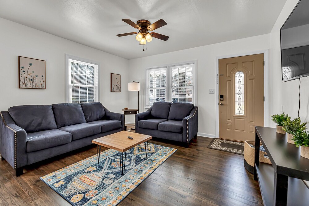 Bright 3 bd House, near UNC Campus, Dog Park & Disc Golf, Quiet Neighborhood