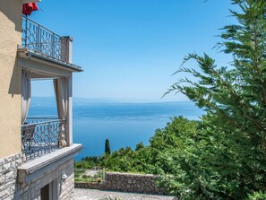 Property grounds - Cosy apartment for 4 people with WIFI, A/C, pool, TV, terrace and pets allowed (Rijeka)