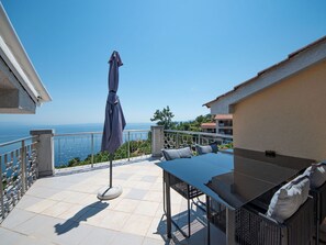 Outdoor dining - Cosy apartment for 4 people with WIFI, A/C, pool, TV, terrace and pets allowed (Rijeka)