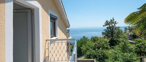 Un immeuble doté d’un balcon donnant sur la mer.