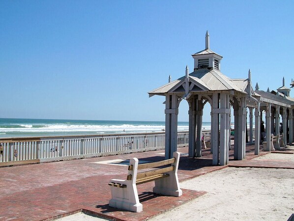 On the beach - Coconut Palms II Beach Resort - 3BR/2BA Oceanfront (New Smyrna Beach)