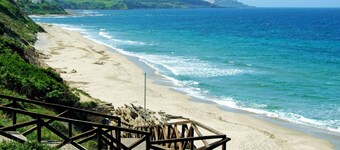Stunning private villa for 4 people with WIFI, A/C, TV, terrace, pets allowed and parking