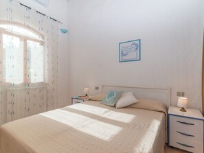 2 chambres, fer et planche à repasser, lit de bébé portatif