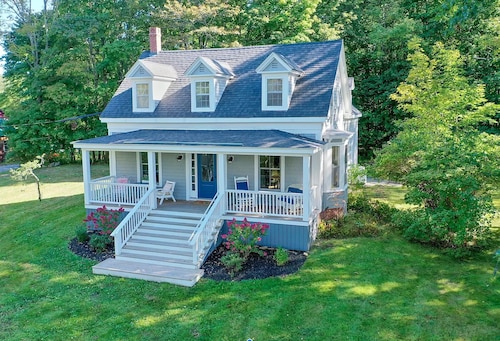 Large, light filled 4 bedroom house - walk to ocean and ferry