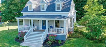 Large, light filled 4 bedroom house - walk to ocean and ferry