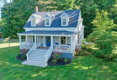 Large, light filled 4 bedroom house - walk to ocean and ferry