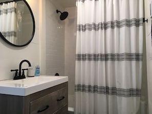 Ensemble baignoire-douche, séchoir à cheveux, serviettes fournies, savon