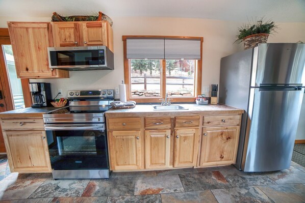 冷蔵庫、電子レンジ、オーブン、コンロ