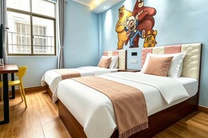A hotel room with two beds, a desk, and a window. - Beihai Bishuiwan Homestay (Beihai Silver Beach) (Beihai)