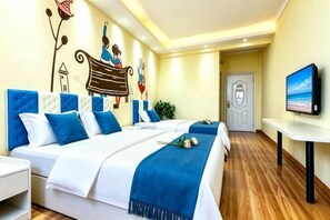 A hotel room with a large bed, a TV, and a wall mural. - Beihai Bishuiwan Homestay (Beihai Silver Beach) (Beihai)