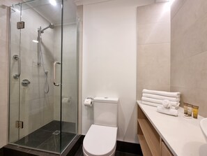 Apartment | Bilik Mandi | Pancuran mandi, kelengkapan dandanan diri percuma, pengering rambut