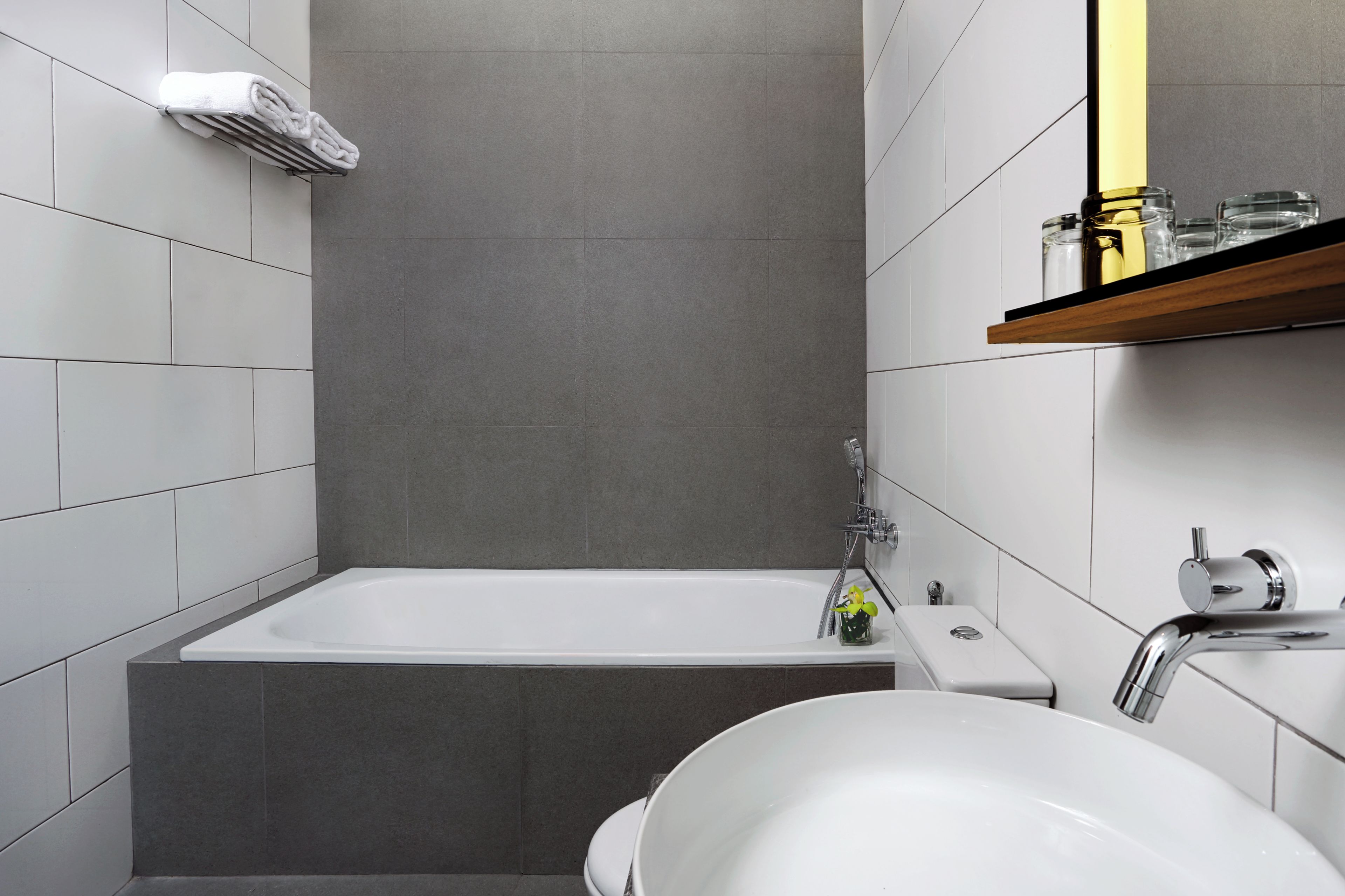 Un baño moderno con bañera, inodoro y ducha.