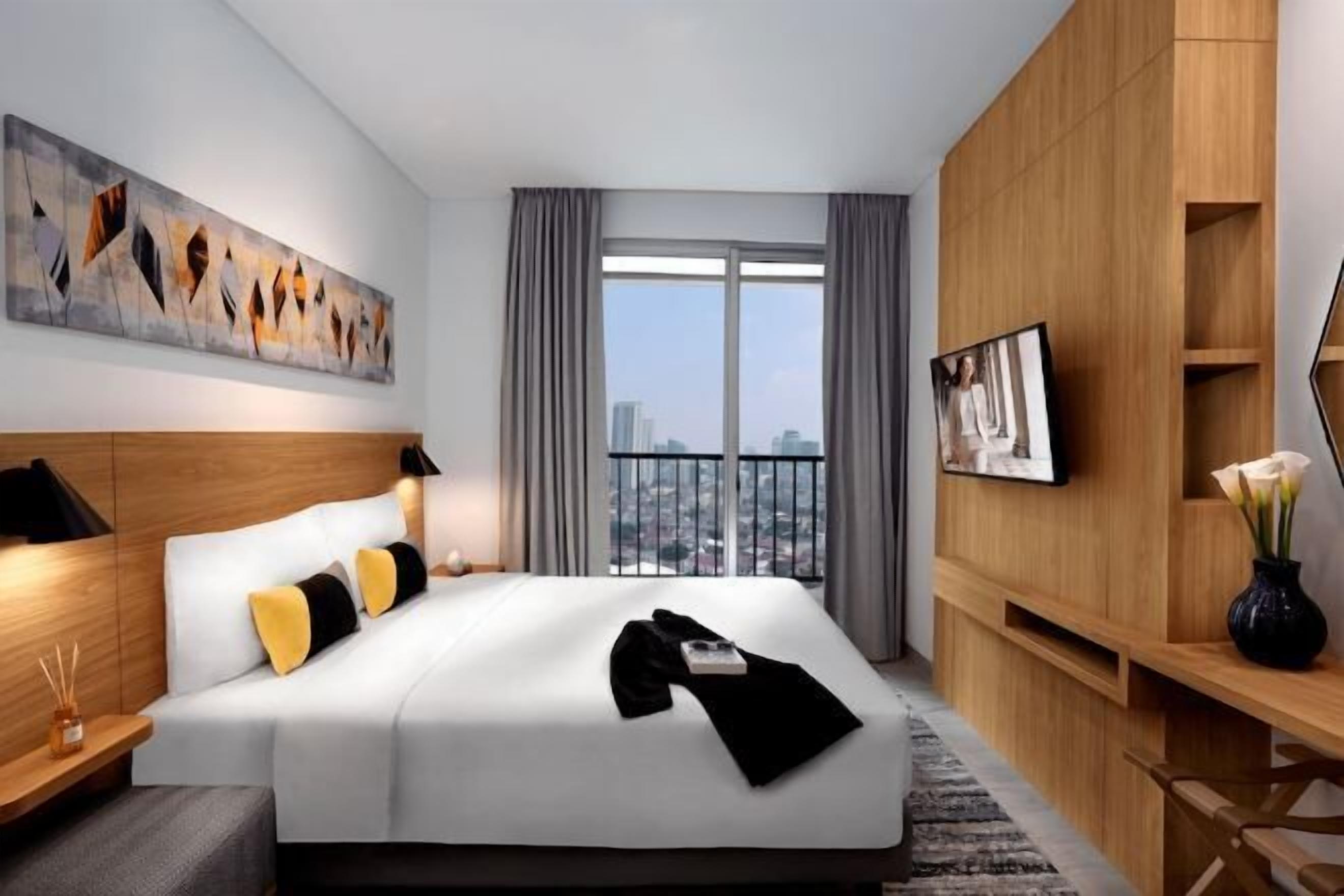 Premium bedding, in-room safe, blackout drapes, iron/ironing board